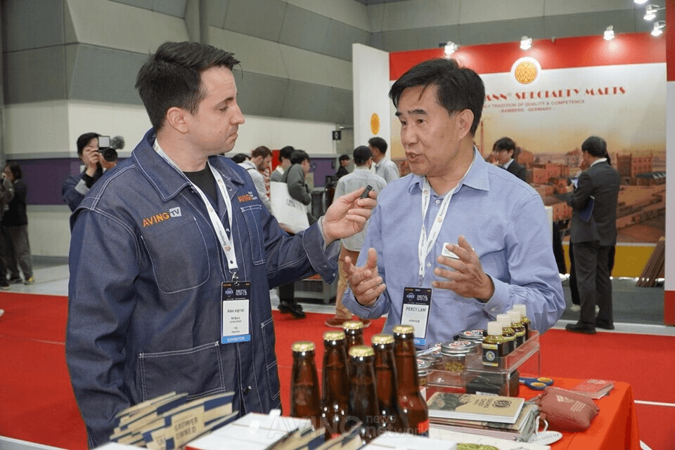 방송인 알렉스 시그리스트(Alex Sigrist)가 서울 코엑스에서 열린 ‘KIBEX·DRINK SEOUL 2025’의 실시간 라이브 중계를 진행하는 모습. | 촬영-에이빙뉴스