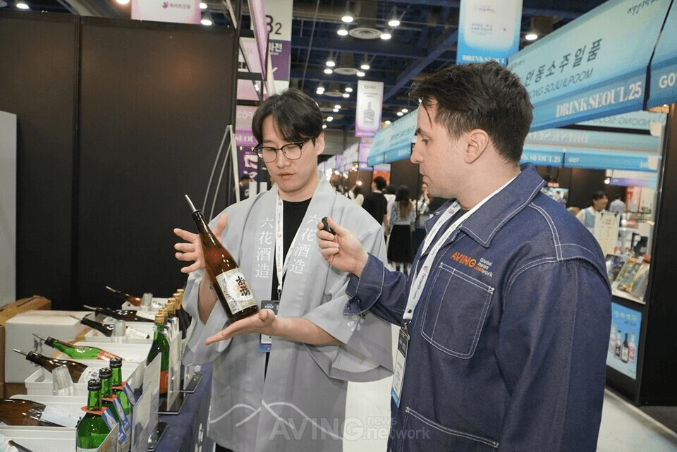 방송인 알렉스 시그리스트(Alex Sigrist)가 서울 코엑스에서 열린 ‘KIBEX·DRINK SEOUL 2025’의 실시간 라이브 중계를 진행하는 모습. | 촬영-에이빙뉴스