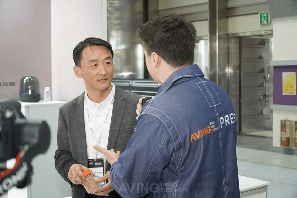 방송인 알렉스 시그리스트(Alex Sigrist)가 서울 코엑스에서 열린 ‘KIBEX·DRINK SEOUL 2025’의 실시간 라이브 중계를 진행하는 모습. | 촬영-에이빙뉴스