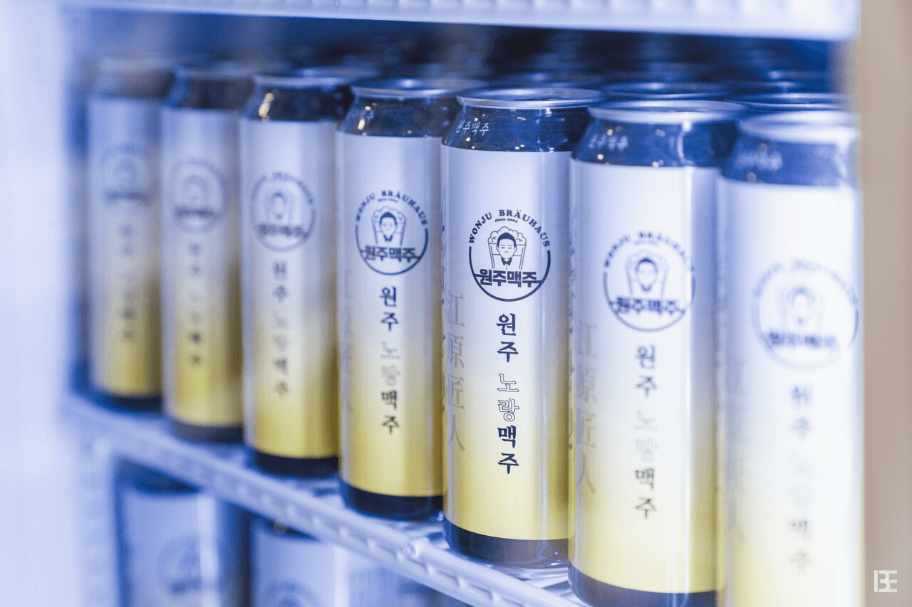 노랑맥주는 몰트감과 사츠 홉의 신선함이 어우러진 저먼 필스너, 까망맥주는 스모키한 풍미와 홉의 쌉쌀한 맛이 조화롭게 어우러지는 둔켈이다. ⓒ 비로컬