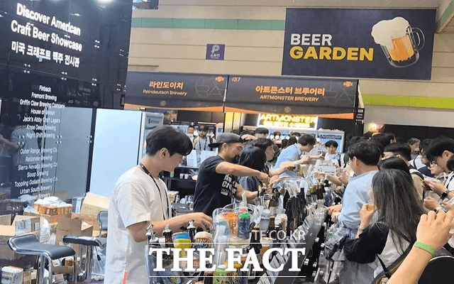 16일 오승혁의 현장이 찾은 대한민국맥주박람회에서 많은 이들이 크래프트 비어를 즐기고 있다. /코엑스 강남=오승혁 기자